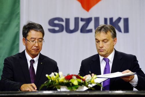 Hisashi Takeuchi and Viktor Orbán signing the agreement