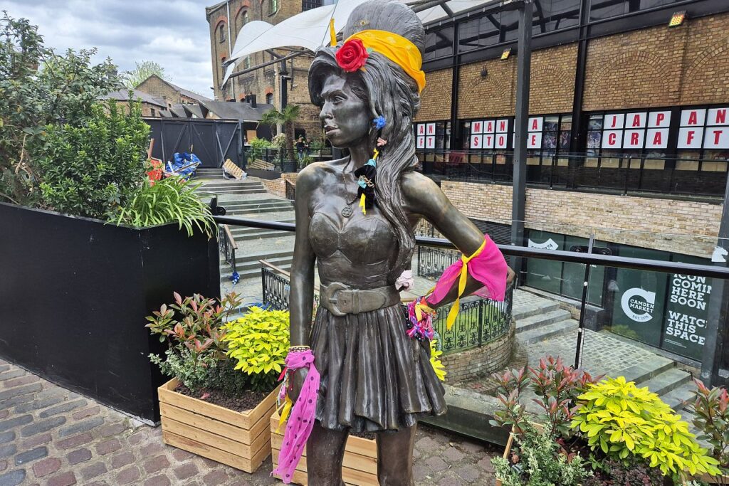Amy Winehouse statue